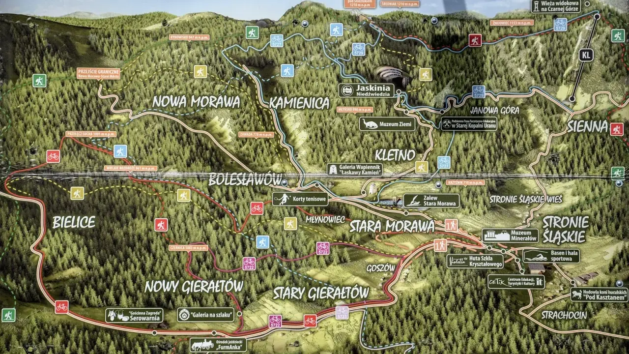 Mapa turystyczna z zaznaczonymi szlakami pieszymi i rowerowymi. Widać szczyt **czernica** 1083 m n.p.m., wsie i atrakcje.