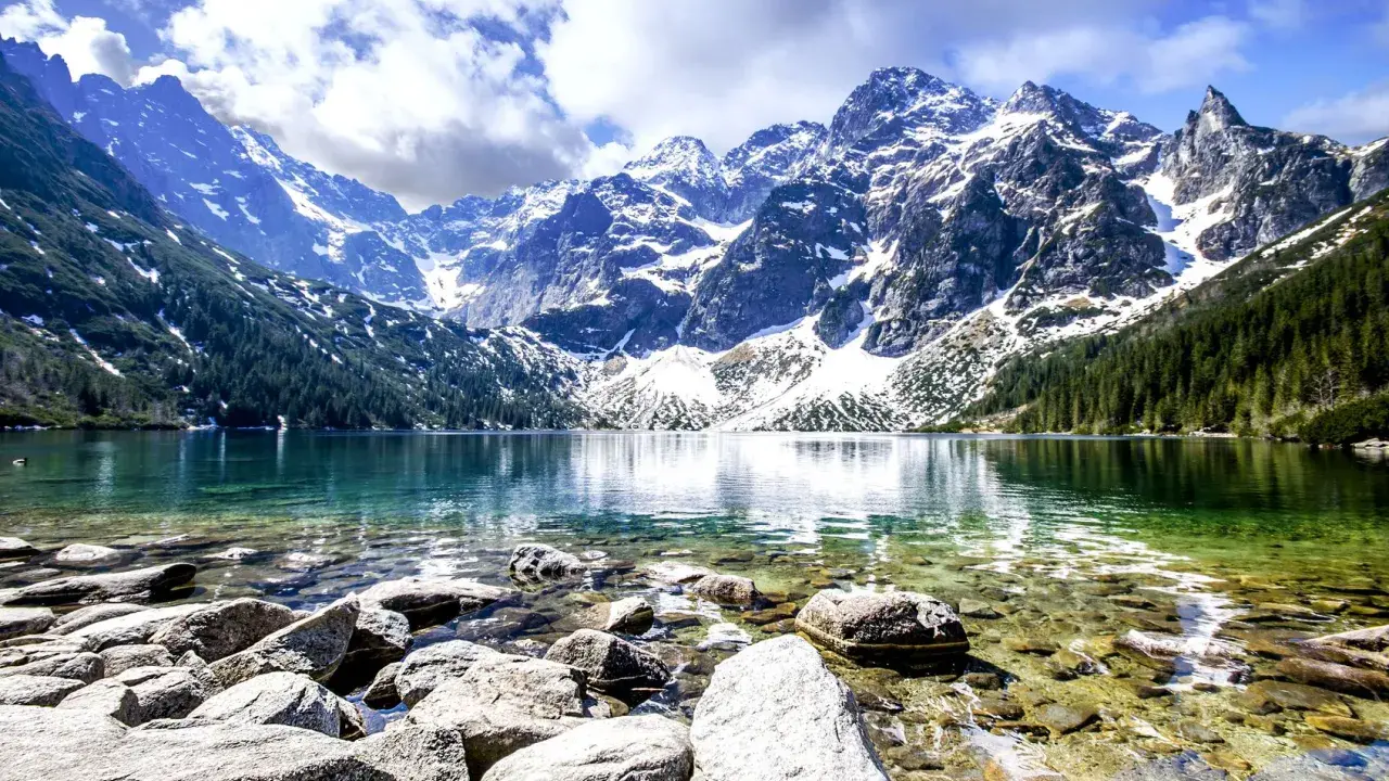 Morskie Oko, jedno z najpiękniejszych gór w Polsce, odbija się w krystalicznie czystej wodzie.
