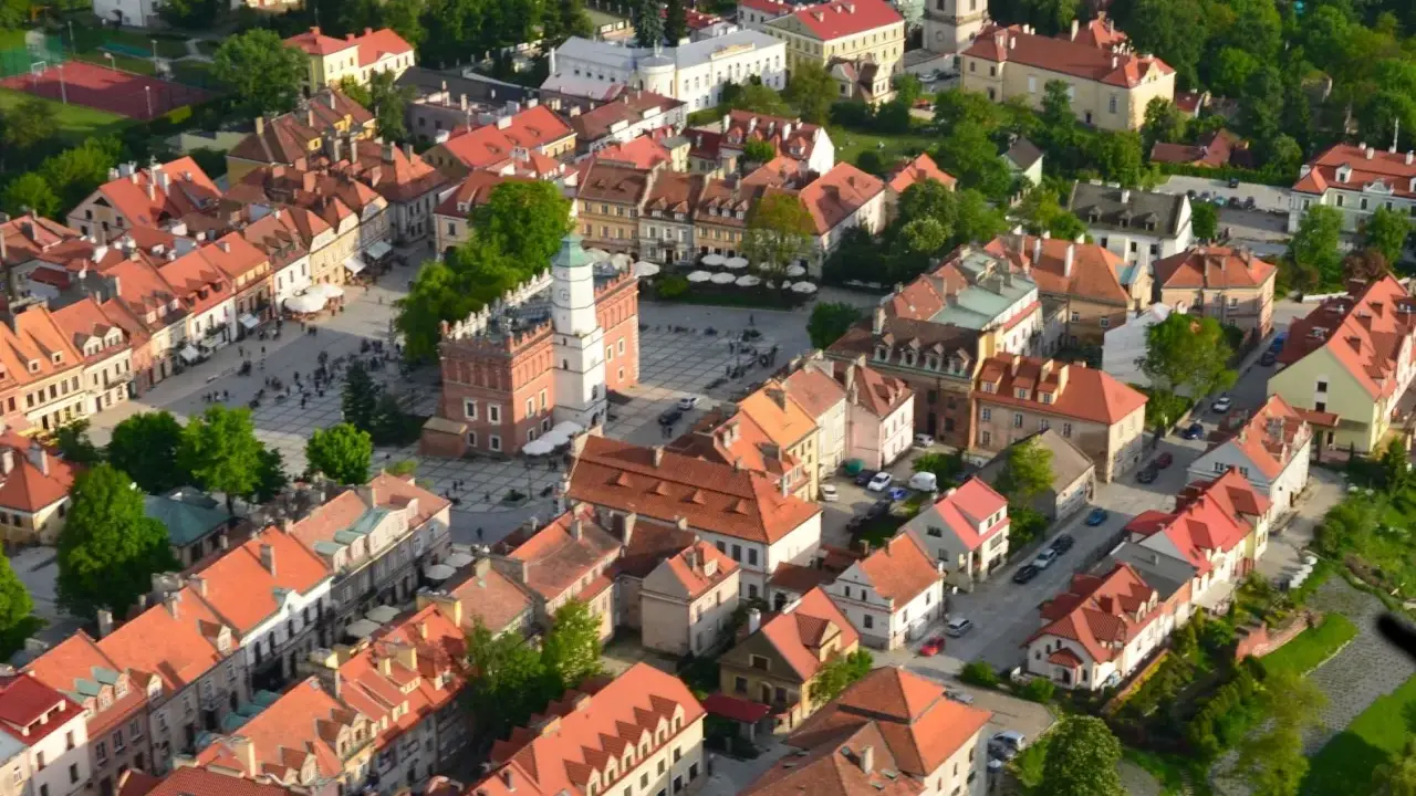 Sandomierz atrakcje: Rynek z Ratuszem i kamieniczkami, widok z lotu ptaka.