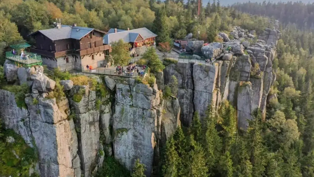 Góry Stołowe atrakcje: schroniska na skalnych półkach, tarasy widokowe, ludzie podziwiający krajobraz.