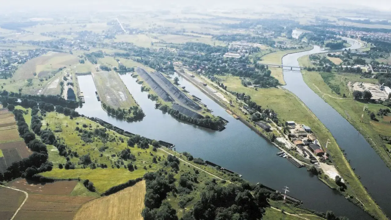 Widok na port rzeczny i kanały w Kędzierzynie-Koźlu. To ciekawe kędzierzyn koźle atrakcje, gdzie barki transportują towary.