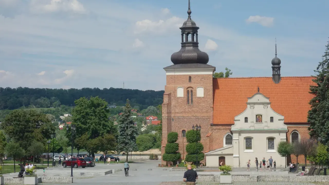 Włocławek atrakcje: plac przed bazyliką katedralną z ludźmi spacerującymi i bawiącymi się dziećmi.