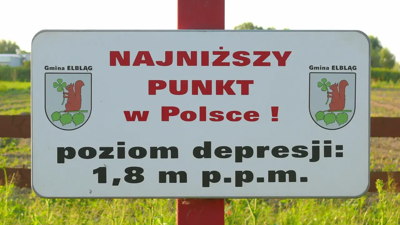 Najniższy punkt w Polsce, 1,8 m p.p.m., w gminie Elbląg. W herbie gminy Elbląg widać wiewiórkę z koniczyną.