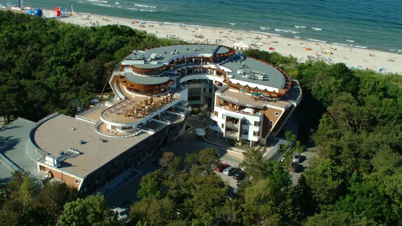 Nowoczesny hotel nad morzem, z tarasami i widokiem na plażę. Idealne miejsce na rodzinne wakacje, oferujące liczne jastarnia atrakcje dla dzieci.