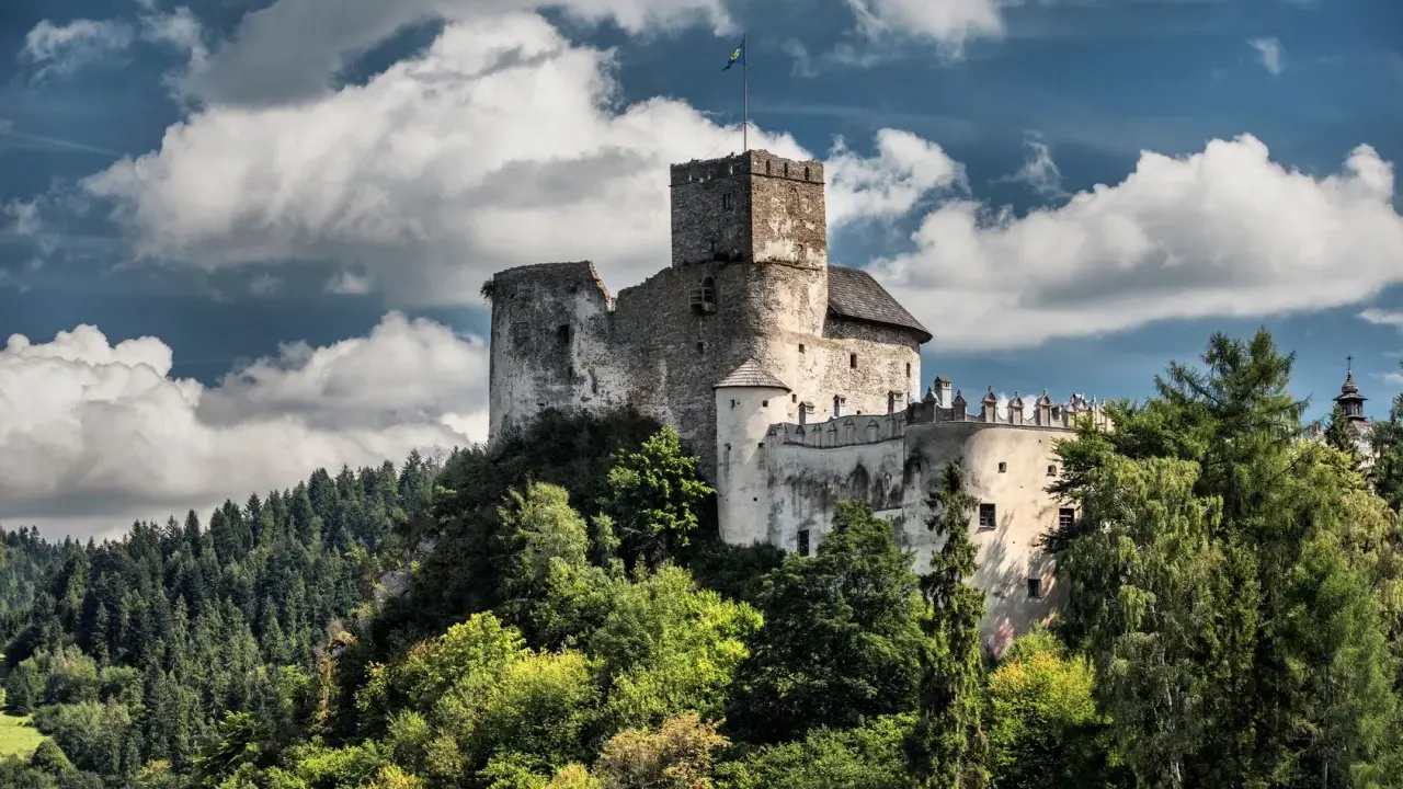 Zamek w Niedzicy, majestatyczna twierdza na wzgórzu, to jedna z głównych nidzica atrakcje. Otoczony zielenią, z widokiem na jezioro, zaprasza do odkrywania historii.