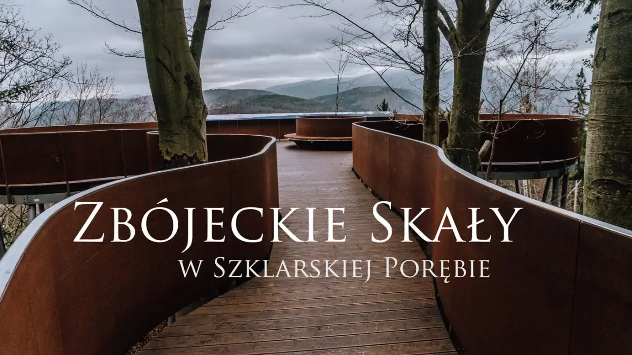 Drewniana ścieżka wśród drzew prowadzi do punktu widokowego Zbójeckie Skały w Szklarskiej Porębie.