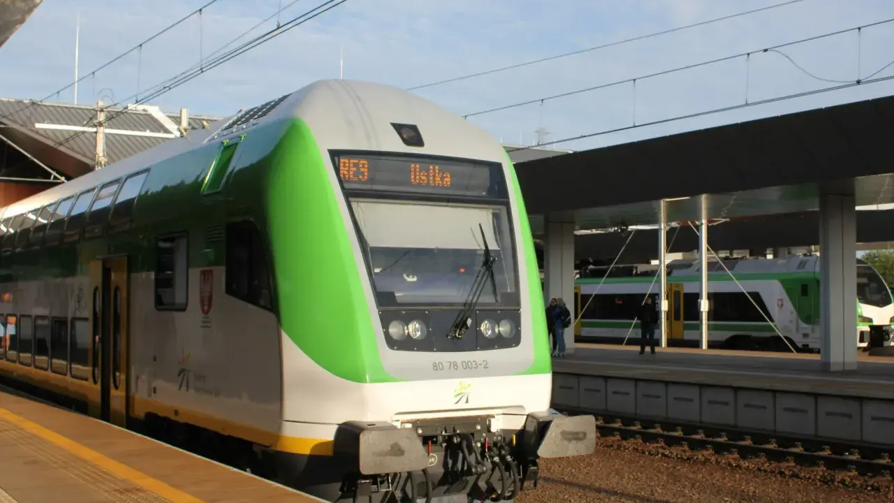 Pociąg RE9 do Ustki czeka na pasażerów. Wsiadaj, gdzie pociągiem nad morze!