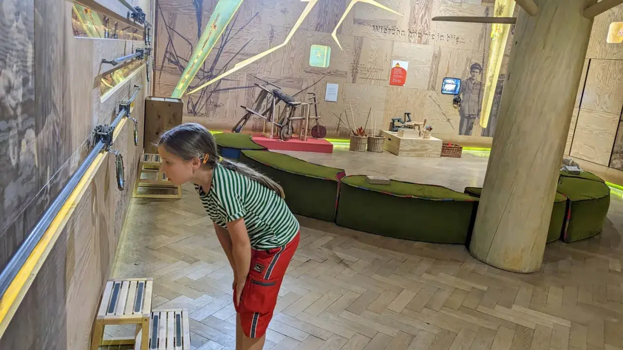 Dziewczynka z zaciekawieniem przygląda się interaktywnej wystawie w muzeum dla dzieci w Krakowie.