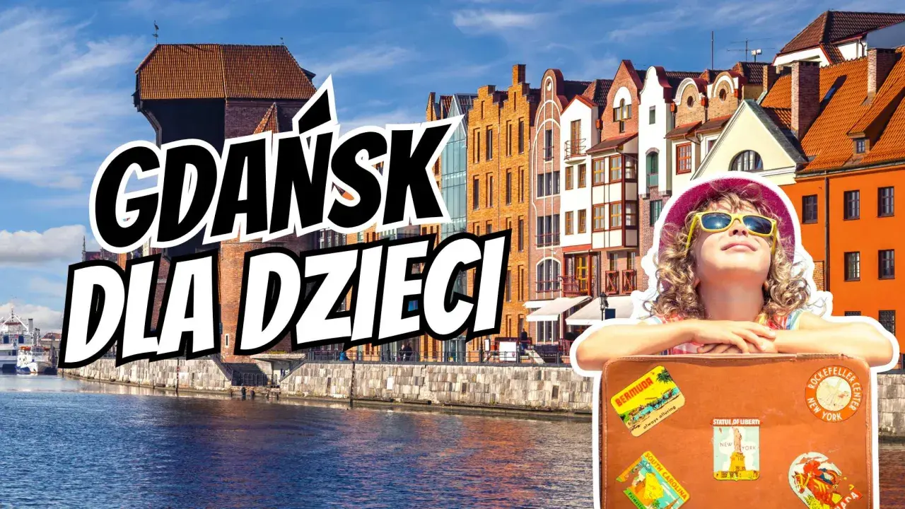 Gdańsk dla dzieci: uśmiechnięta dziewczynka w okularach przeciwsłonecznych na tle kamieniczek i dźwigu.