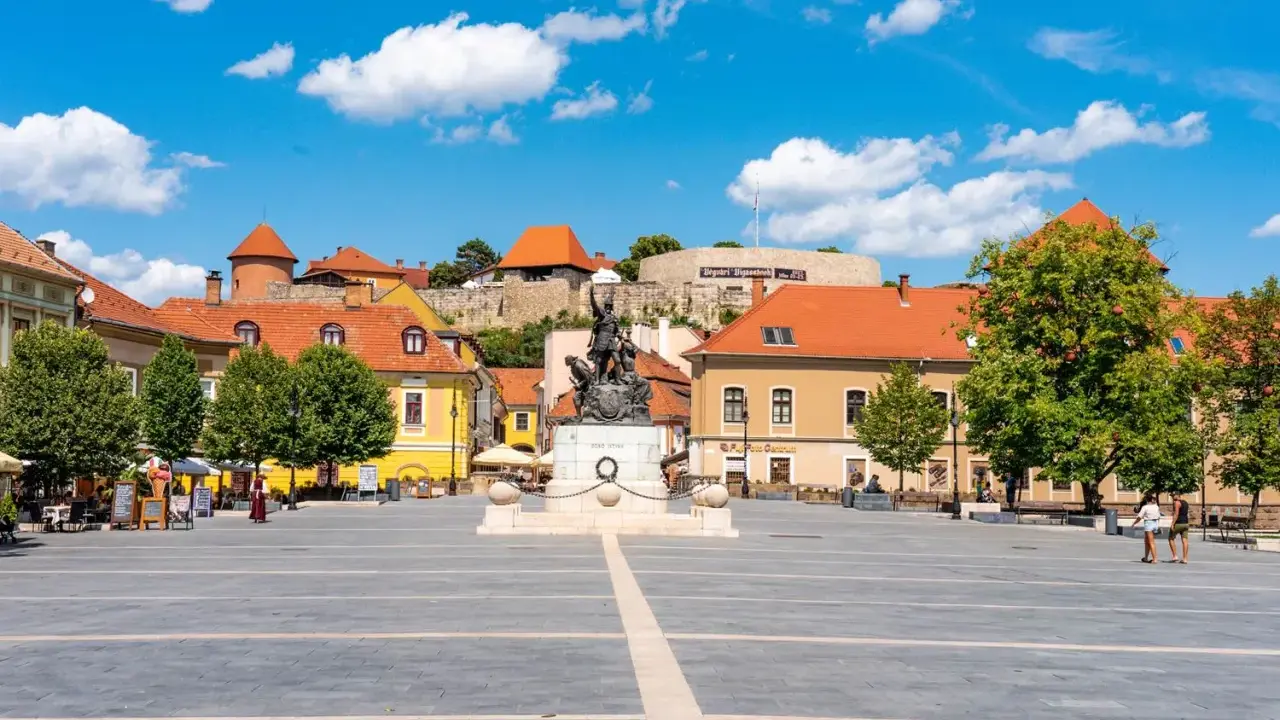 Eger: Rynek z pomnikiem i zamkiem w tle. Idealne miejsce na spacer, a w pobliżu eger atrakcje dla dzieci.