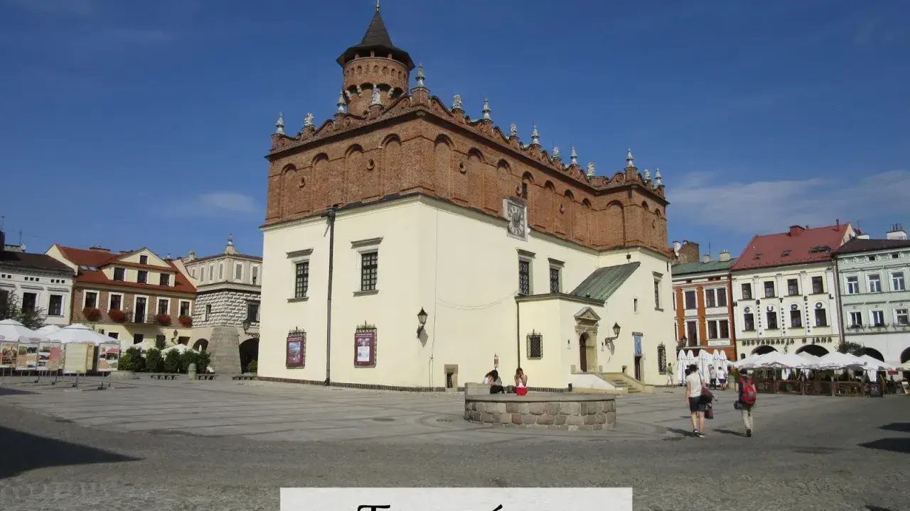 Rynek w Tarnowie z ratuszem to jedna z głównych atrakcji miasta. W tle kolorowe kamienice.