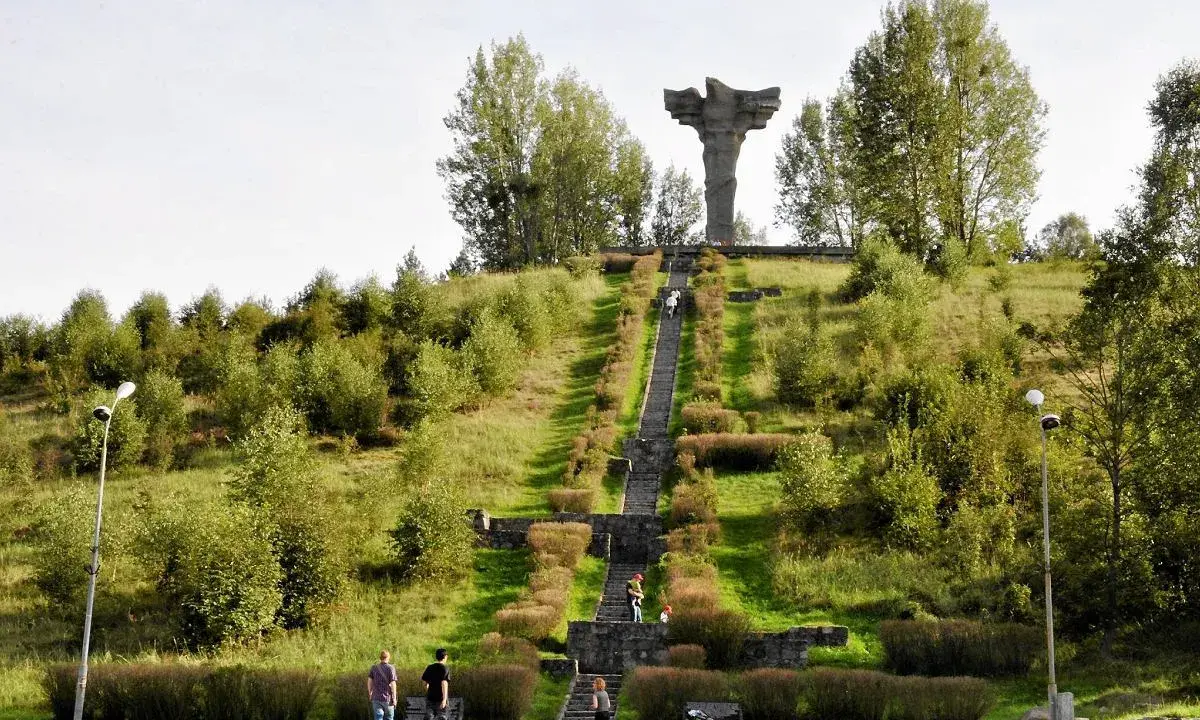 Kamieniste schody prowadzą na szczyt góry Czcibora, gdzie wznosi się monumentalny pomnik.