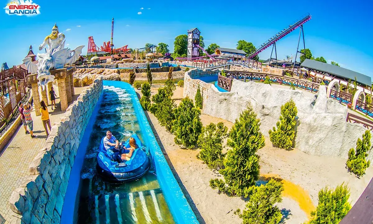 Energylandia atrakcje dla dzieci: wodna przejażdżka w łódce, kolejki górskie i zielone tereny.