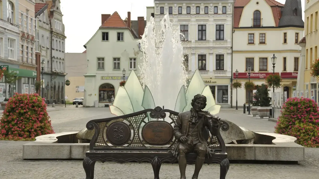 Pomnik Georga Philippa Telemanna grającego na skrzypcach na ławce, fontanna i kamienice – to jedne z żary atrakcje.