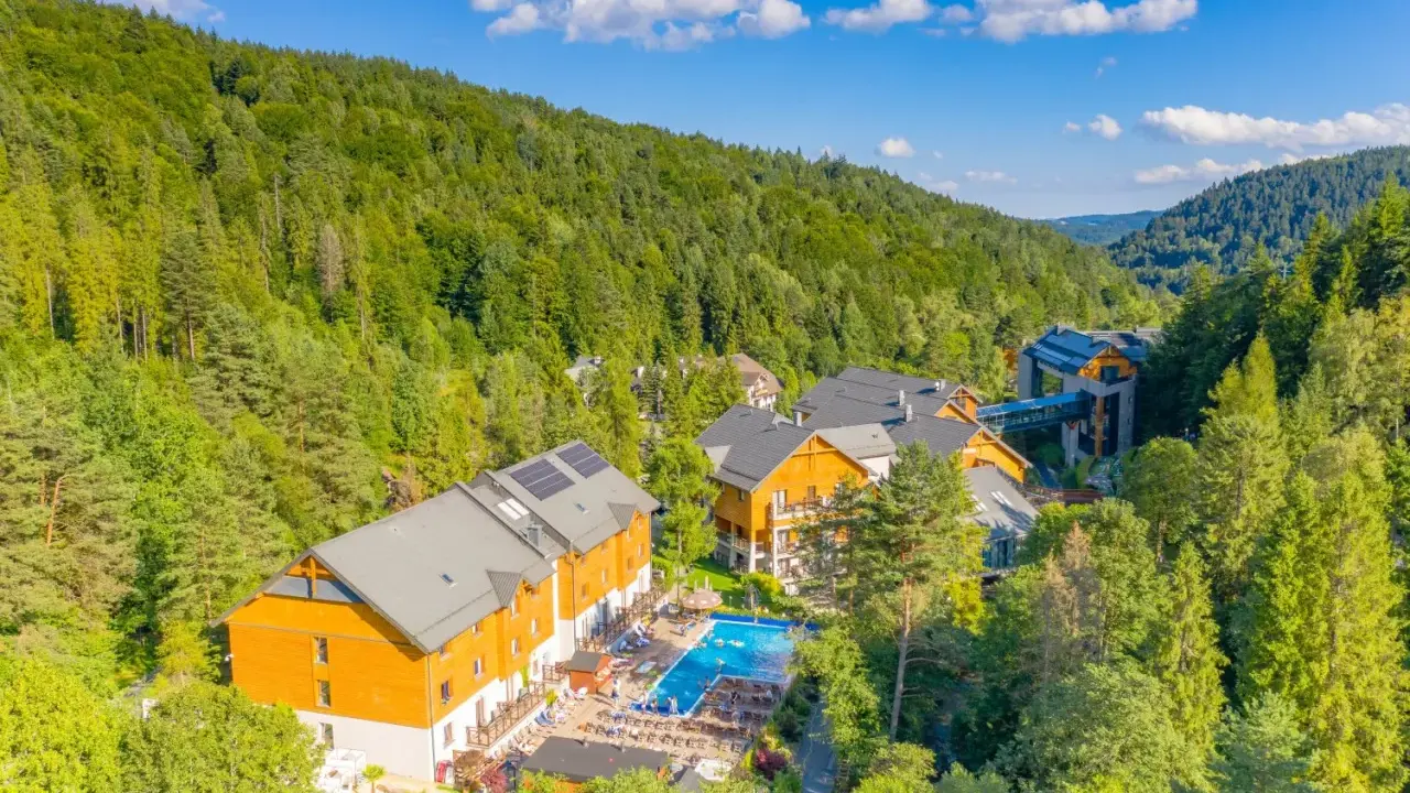 Idealne miejsce, gdzie na majówkę z dziećmi: hotel w otoczeniu zielonych gór, z basenem i mnóstwem atrakcji.