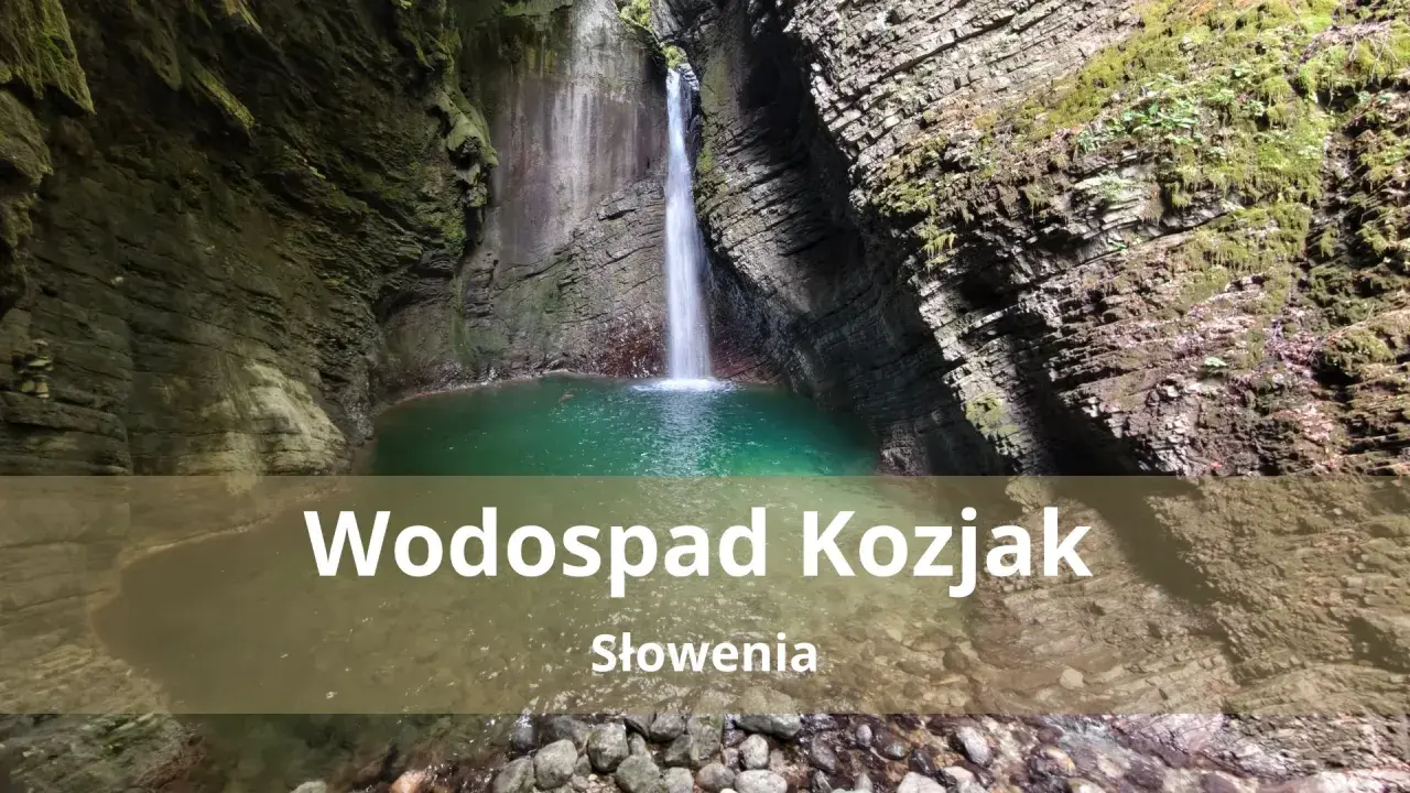 Wodospad Kozjak w Słowenii, ukryty w skalnej grocie, z turkusową wodą i bujną zielenią.