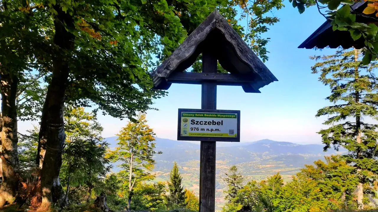 Drewniany krzyż na szczycie Szczebel, 976 m n.p.m. Piękny widok na Beskid Wyspowy.