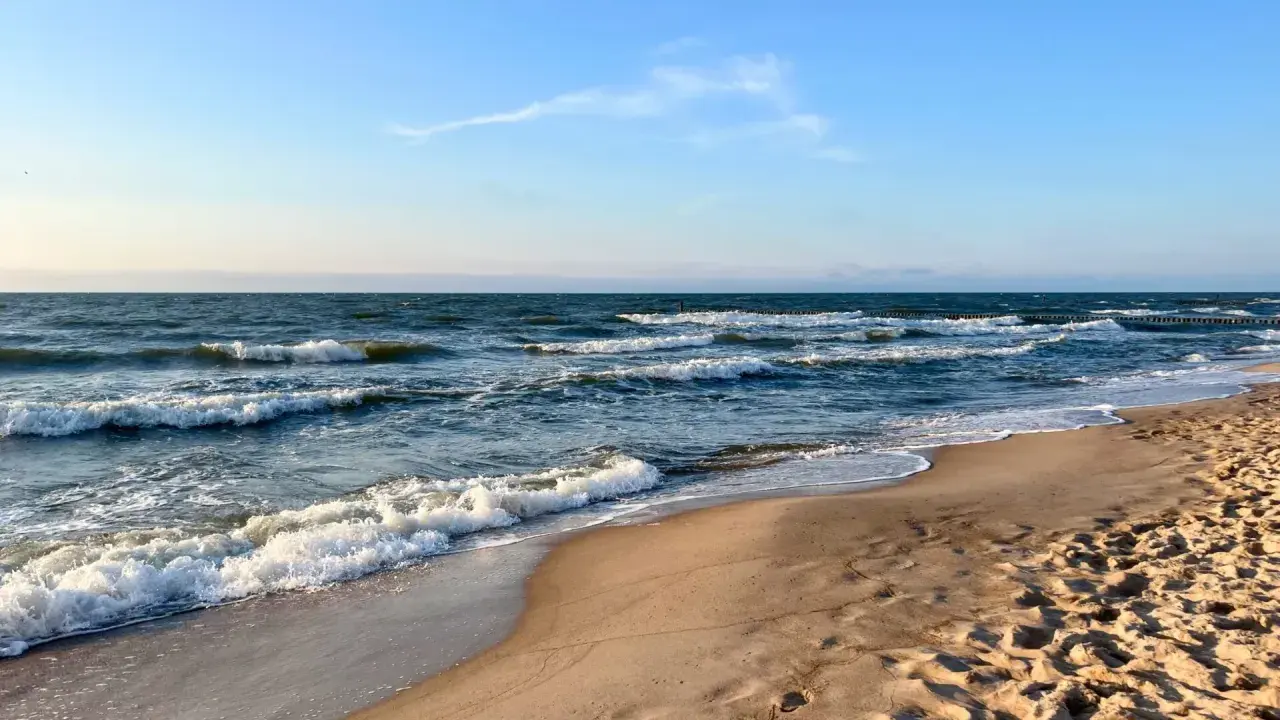 Piasek, fale i błękitne niebo – to musi być najładniejsza plaża w Polsce. Idealne miejsce na spacer i relaks.