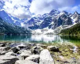 Morskie Oko, jedno z najpiękniejszych gór w Polsce, odbija się w krystalicznie czystej wodzie.