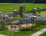 Wielkopolskie parki rozrywki dla dzieci oferują drewniane konstrukcje z mostkami, wieżami i zjeżdżalniami, zachęcając do aktywnej zabawy na świeżym powietrzu.
