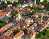 Sandomierz atrakcje: Rynek z Ratuszem i kamieniczkami, widok z lotu ptaka.