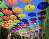 Kolorowe parasole nad ulicą tworzą magiczną atmosferę, zachęcając do odkrywania Połczyn Zdrój atrakcje.