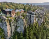 Góry Stołowe atrakcje: schroniska na skalnych półkach, tarasy widokowe, ludzie podziwiający krajobraz.