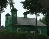 Zielona, drewniana świątynia z kopułami, świadectwo historii tatarskiej wioski w Polsce.