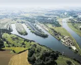 Widok na port rzeczny i kanały w Kędzierzynie-Koźlu. To ciekawe kędzierzyn koźle atrakcje, gdzie barki transportują towary.
