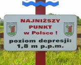 Najniższy punkt w Polsce, 1,8 m p.p.m., w gminie Elbląg. W herbie gminy Elbląg widać wiewiórkę z koniczyną.