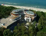 Nowoczesny hotel nad morzem, z tarasami i widokiem na plażę. Idealne miejsce na rodzinne wakacje, oferujące liczne jastarnia atrakcje dla dzieci.