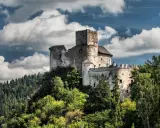 Zamek w Niedzicy, majestatyczna twierdza na wzgórzu, to jedna z głównych nidzica atrakcje. Otoczony zielenią, z widokiem na jezioro, zaprasza do odkrywania historii.