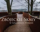 Drewniana ścieżka wśród drzew prowadzi do punktu widokowego Zbójeckie Skały w Szklarskiej Porębie.