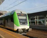 Pociąg RE9 do Ustki czeka na pasażerów. Wsiadaj, gdzie pociągiem nad morze!