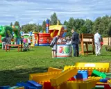 Kolorowe dmuchańce i plac zabaw w Ustce oferują mnóstwo atrakcji dla dzieci. Rodziny cieszą się słońcem i zabawą na świeżym powietrzu.