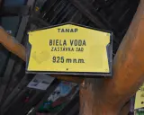 Tablica TANAP informuje o przystanku Biała Woda na wysokości 925 m n.p.m. w pobliżu Jagnięcego Szczytu.