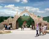 Rodziny wchodzą przez kamienną bramę do Magicznych Ogrodów, szukając atrakcji dla dzieci mazowieckie.