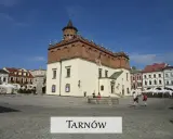 Rynek w Tarnowie z ratuszem to jedna z głównych atrakcji miasta. W tle kolorowe kamienice.