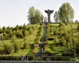 Kamieniste schody prowadzą na szczyt góry Czcibora, gdzie wznosi się monumentalny pomnik.