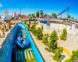 Energylandia atrakcje dla dzieci: wodna przejażdżka w łódce, kolejki górskie i zielone tereny.