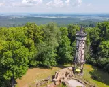 Wieża widokowa i ruiny zamku na wzgórzu wśród zielonych lasów, malownicze góry koło Wrocławia.