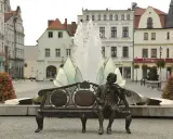 Pomnik Georga Philippa Telemanna grającego na skrzypcach na ławce, fontanna i kamienice – to jedne z żary atrakcje.