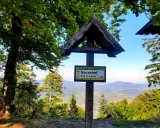 Drewniany krzyż na szczycie Szczebel, 976 m n.p.m. Piękny widok na Beskid Wyspowy.