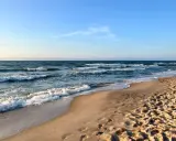 Piasek, fale i błękitne niebo – to musi być najładniejsza plaża w Polsce. Idealne miejsce na spacer i relaks.