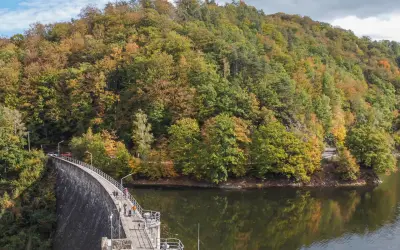 Jesienna panorama gór Sowich z zaporą i jeziorem. W oddali widać malownicze miejscowości.