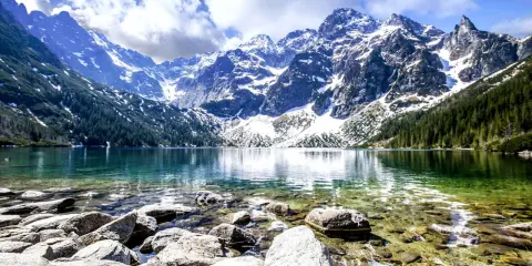Morskie Oko, jedno z najpiękniejszych gór w Polsce, odbija się w krystalicznie czystej wodzie.