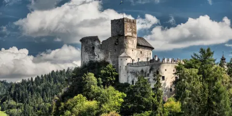 Zamek w Niedzicy, majestatyczna twierdza na wzgórzu, to jedna z głównych nidzica atrakcje. Otoczony zielenią, z widokiem na jezioro, zaprasza do odkrywania historii.