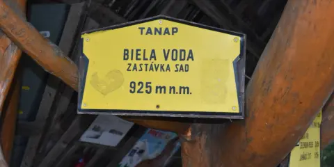 Tablica TANAP informuje o przystanku Biała Woda na wysokości 925 m n.p.m. w pobliżu Jagnięcego Szczytu.