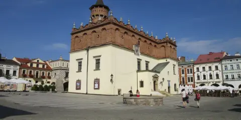 Rynek w Tarnowie z ratuszem to jedna z głównych atrakcji miasta. W tle kolorowe kamienice.