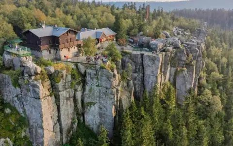 Góry Stołowe atrakcje: schroniska na skalnych półkach, tarasy widokowe, ludzie podziwiający krajobraz.